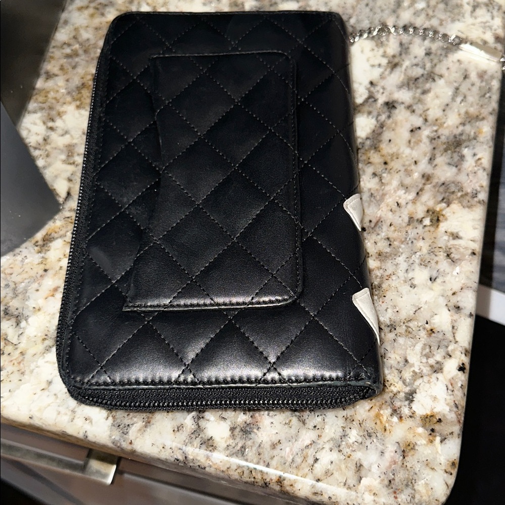 CHANEL Black and White Quilted Wallet PREOWNED. - Picture 3 of 17